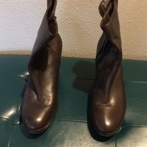 8M short brown boots.